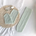 Lichtgroene mesh sokken met bladpatroon gepresenteerd op een decoratieve strooien mat - Eén maat / Groen