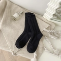 Schwarze Wollsocken mit Rüschenrand und vertikaler Rippenstruktur im Heim-Ambiente - Einheitsgröße / Schwarz