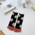 Calzini a cinque dita con fiori nero e arancio in morbido cotone lavorato - Nero con motivo floreale