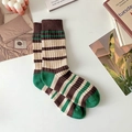 Retro gestreifte Socken in Grün, Braun und Beige mit feiner Stricktextur - Einheitsgröße / Feine Streifen
