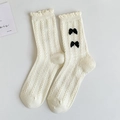 Cremefarbene Strickstrümpfe mit Rüschen und schwarzen Schleifen mit Perlenakzenten - Doppelte Schleife Perle Beige (7312 Beige)
