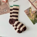 Braune und beige gestreifte Socken mit grünem Rand in gemütlicher Lifestyle-Optik - Einheitsgröße / Breiter Streifen