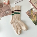 Beige gerippte Socken mit dunkelbraunen und smaragdgrünen Streifen im modernen Lifestyle-Look - Einheitsgröße / Zwei Streifen