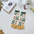 Damen Fünf-Finger-Baumwollsocken mit grünem Schachbrett- und Vintage-Blumenmuster - Sechs Blumen Stil