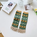 Fünfzehensocken in Retro-Grün mit orangefarbenem Blumenmuster und Rautenstrick - Grüner Blumendruck