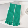 Grass green five-finger socks in soft cotton with ribbed cuffs and split toe design - One Size / Dark Green