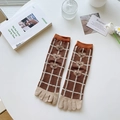 Braune karierte Fünf-Finger-Baumwollsocken mit Bärenmustern und geteilten Zehen - Drei Bären