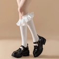 Süße weiße Lolita-Kniestrümpfe mit Satin-Rüschenbesatz und weicher Strickstruktur - Einheitsgröße / Weiß