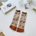 Süße beige Zehensocken mit Bären- und Beerenmuster und braunen Rippbündchen - Bär und Blume