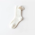 Weiße vertikale gestreifte Socken mit niedlichen 3D-Flügeln und japanischem JK-Stil - Weiß
