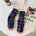 Mittelhohe Socken mit bunten Smiley-Mustern und kontrastierenden rosa Zehenpartien - Einheitsgröße / Rosa Zehen