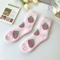 Calze da donna in pile corallo rosa con simpatici motivi a fragola e calda texture - Taglia unica / Fragola Rosa