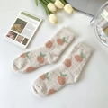 Simpatiche calze in pile corallo crema con motivo arancio giallo e foglie verdi invernali - Taglia unica / Arancio Beige