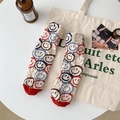 Beigefarbene Tennissocken mit bunten Smileys und roten Kontrastzehen aus Strick - Einheitsgröße / Rote Zehen
