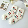 Calze invernali in pile corallo color crema con motivi di ciliegie rosse e verdi - Taglia unica / Ciliegia Bianco Crema