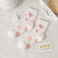 Chaussettes en polaire corail crème avec fleurs roses sur un fond en peluche blanc - Taille unique / Blanc Feu d'artifice
