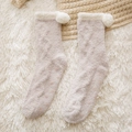 Zachte lichtgrijze koraalvlies sokken met witte pompon en roze hart antislip grip - Khaki - Pompon Stijl