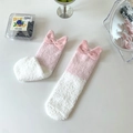 Korallenvlies-Socken in Rosa und Weiß mit weicher 3D-Plüschschleife für zu Hause - Einheitsgröße / Rosa & Weiß