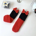 Flauschige Korallenvlies-Socken mit großer roter Schleife und rot-schwarzem Design - Einheitsgröße / Schwarz Rot