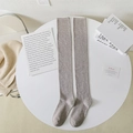 Calze sopra il ginocchio grigio chiaro in maglia spessa in stile estetico minimalista - Taglia unica / Farina d'avena