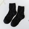 Calcetines negros media pierna con flores en relieve 3D y puños elásticos sobre blanco - Patrón 3D en Relieve (56M黑)