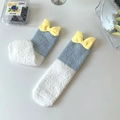 Korallenfleece Socken in Blaugrau mit weißer Spitze und gelber 3D Plüschschleife - Einheitsgröße / Blau Weiß