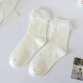 Chaussettes mi-mollet blanc crème avec bordure en dentelle et maille côtelée fine - Style Dentelle Brodée à Côtes Blanc Lait (66)