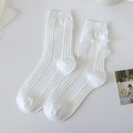 Chaussettes tricotées Lolita blanches avec côtes verticales et nœud en satin perlé - Taille unique / Style Nervuré avec Nœud et Perle (56Z White)