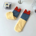 Flauschige Thermosocken in Blau und Gelb mit einer roten Samtschleife verziert - Einheitsgröße / Blau und Gelb