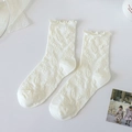 Chaussettes mi-mollet blanc crème avec texture florale et bord à volants - Style à Bord Ondulé Jacquard Floral Écru (77)