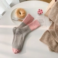 Calze in lana lavorate a maglia rosa e grigio a blocchi di colore per l'inverno - Grigio con risvolto rosa