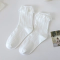 Chaussettes blanches style Lolita avec volants en dentelle et texture à côtes verticales - Taille unique / Style Rayé à Plis en Dentelle (66 White)