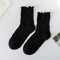 Chaussettes mi-mollet noires pour femmes avec revers à volants et motifs tricotés texturés - Motif texturé 3D à volants (77 Noir)