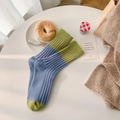 Calze spesse in lana blu nebbia e verde a contrasto con trama a maglia a costine - Blu con risvolto verde