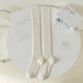 Cremeweiße Kniestrümpfe aus Wolle mit vertikaler Rippstruktur im minimalistischen Stil - Einheitsgröße / Cremeweiß