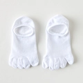 Atmungsaktive weiße Zehensocken in Sneaker-Länge mit hochwertiger Baumwollstruktur - Weiß