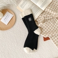 Calcetines de lana para mujer con elegante bordado de camelia en blanco y negro cálido - Rosa Negra