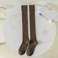 Dunkelbraune Woll-Kniestrümpfe mit Rippstrick-Textur auf weißem Hintergrund - Einheitsgröße / Dunkelkaffee