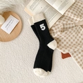 Calcetines de lana gruesos en contraste blanco y negro con bordado del número cinco decorativo - Negro Número 5