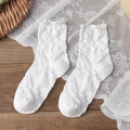 Elegante weiße Wadenstrümpfe mit Blumenstrickmuster und Rüschenkante im JK-Stil - Einheitsgröße / Weiß