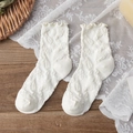 Weiße JK-Socken mit floraler Spitze und Rüschenrand auf vintage Holzgrundlage - Einheitsgröße / Beige
