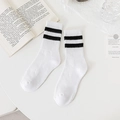 Chaussettes blanches en coton avec rayures noires pour un style sportif et minimaliste - Blanc avec rayures noires