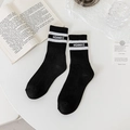 Chaussettes mi-mollet noires pour femmes avec rayures blanches et texte MIANXI - Noir avec lettre blanche