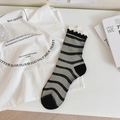 Süße schwarz-grau gestreifte transparente Socken mit Rüschensaum und atmungsaktivem Netz - Schwarz Gestreift