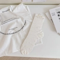 Weiße transparente Socken mit Wellentextur und Etikett im minimalistischen Stil - Weiß Gestreift