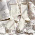 Cremefarbene Socken mit Rippbündchen in einer gemütlichen minimalistischen Szene - Einheitsgröße / Beige