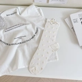 Weiße Socken mit 3D-Herzmustern und Wellenkanten auf minimalistischem Hintergrund - Weißes Herz