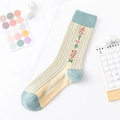 Chaussettes rétro crème avec accents bleus et broderie vintage de baies rouges - Style Floral à Revers Bleu