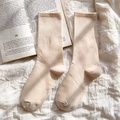 Minimalistische aprikosenfarbene wadenhohe Baumwollsocken mit gerippten Bündchen - Einheitsgröße / Khaki