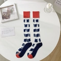 Calze JK semitrasparenti in stile giapponese con motivi blu e polsini a costine rossi - Taglia unica / Fondo Bianco Blu